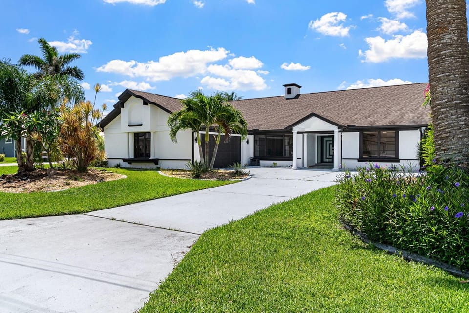 Direct Gulf Access villa w/solar heated pool, boat lift & bikes! Villa Linda - SWFL Rentals Villa in Cape Coral