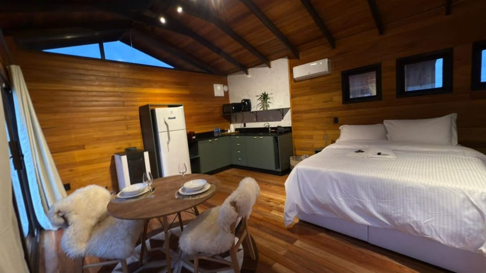 Kitchen or kitchenette, Seating area, Bedroom