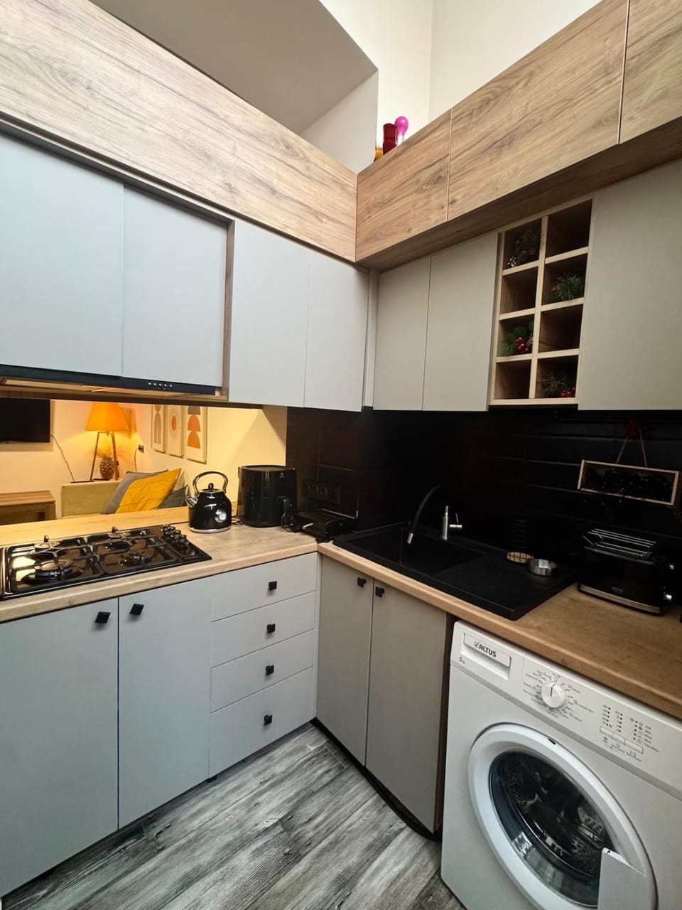 Kitchen or kitchenette, minibar, stove