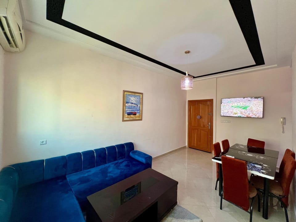 Communal lounge/ TV room, TV and multimedia, Living room, Seating area, Dining area, air conditioner