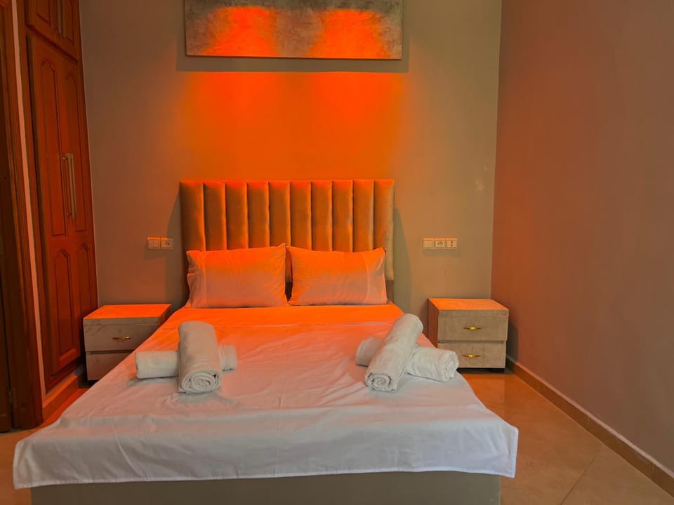 Bed, Photo of the whole room, Bedroom, internet, towels, air conditioner, air conditioner