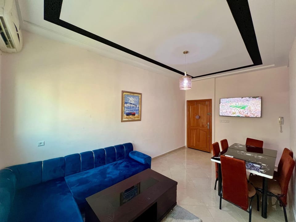 Communal lounge/ TV room, TV and multimedia, Living room, Seating area, air conditioner