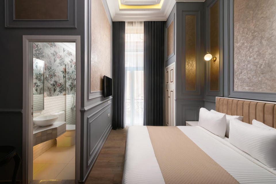 Bed, TV and multimedia, Photo of the whole room, Bedroom, wardrobe