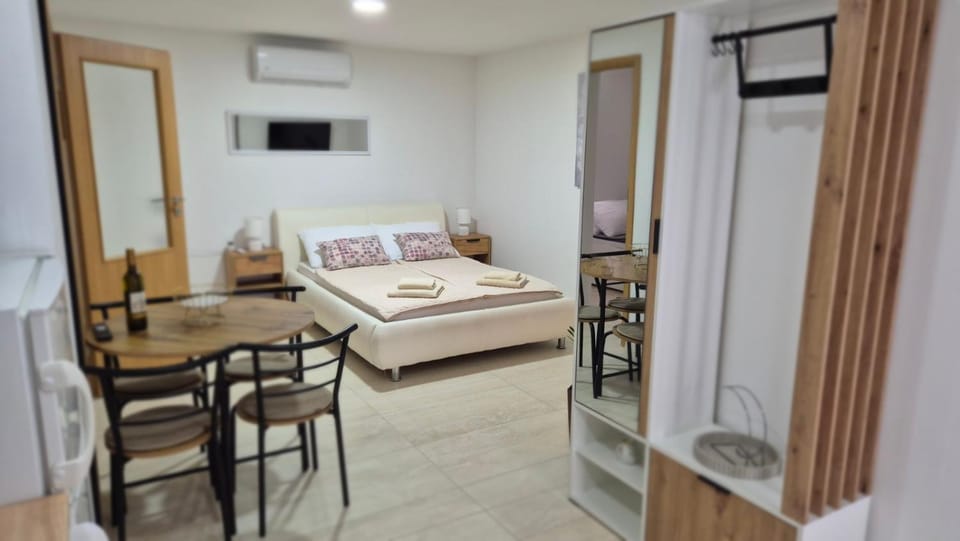 Bed, TV and multimedia, Living room, Photo of the whole room, Seating area, Dining area, Bedroom