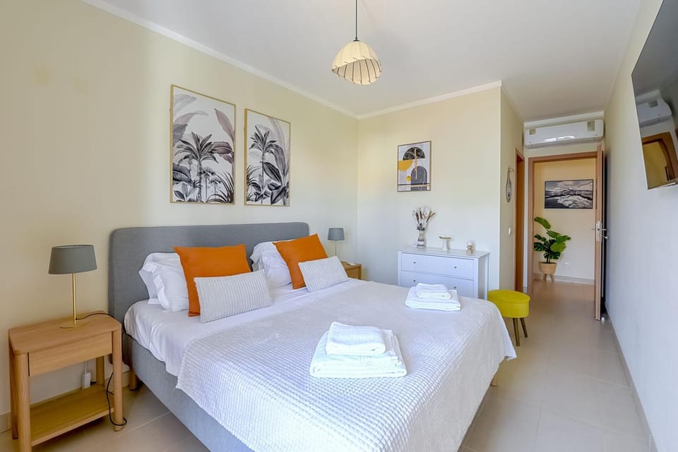 TV and multimedia, Photo of the whole room, Bedroom, air conditioner