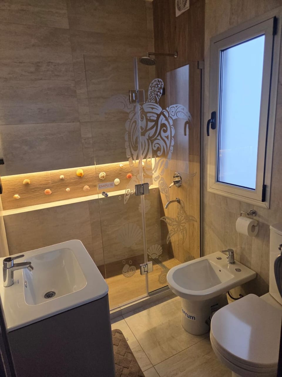 Frente al mar renovado en Varese, balcón con vista total Apartment in Mar del Plata
