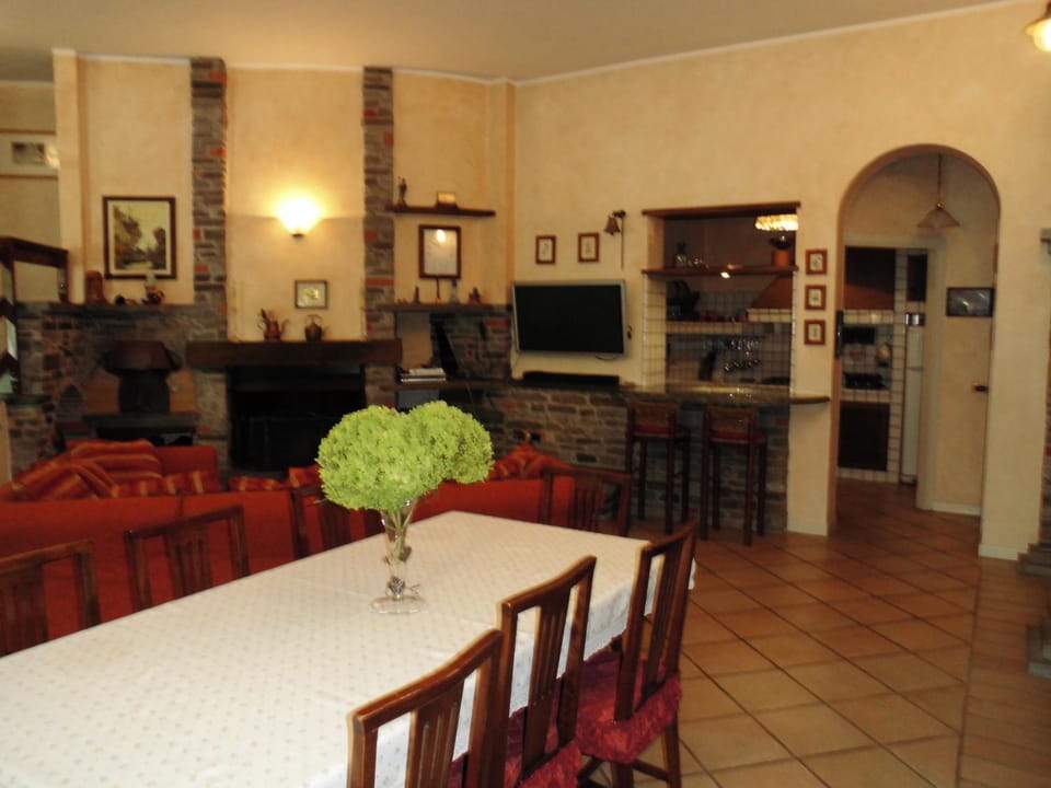 Living room, Decorative detail, Dining area
