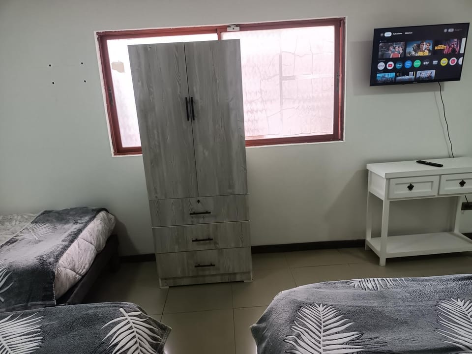 Bed, TV and multimedia, Photo of the whole room, Evening entertainment, Bedroom