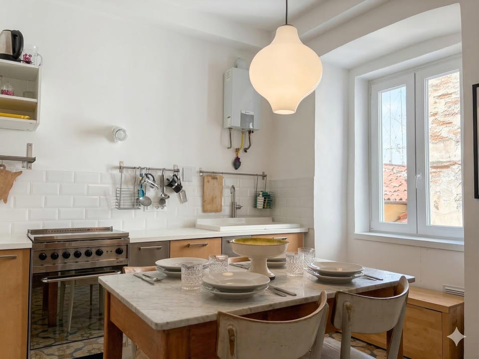 Kitchen or kitchenette, Dining area