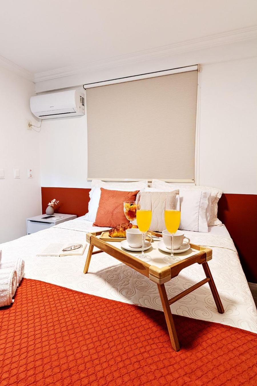 Bed, towels, air conditioner