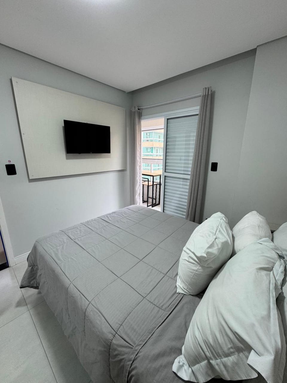 Bed, TV and multimedia, Photo of the whole room, Bedroom