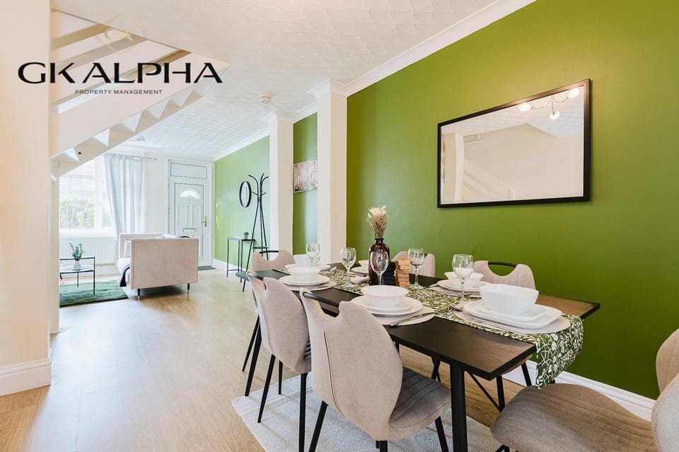 TV and multimedia, Living room, Seating area, Dining area