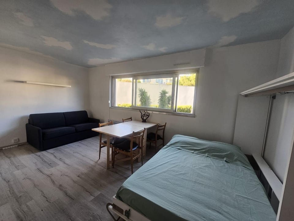 Bed, Photo of the whole room, Seating area, Dining area, Bedroom