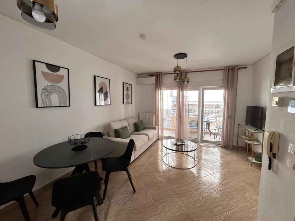 TV and multimedia, Kitchen or kitchenette, Living room, Seating area, Dining area