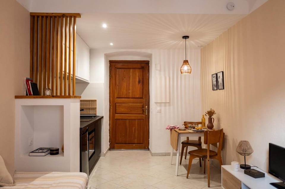 Kitchen or kitchenette, Dining area, oven