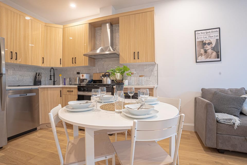 Coffee/tea facilities, Kitchen or kitchenette, Seating area, Dining area, dishwasher, stove, toaster