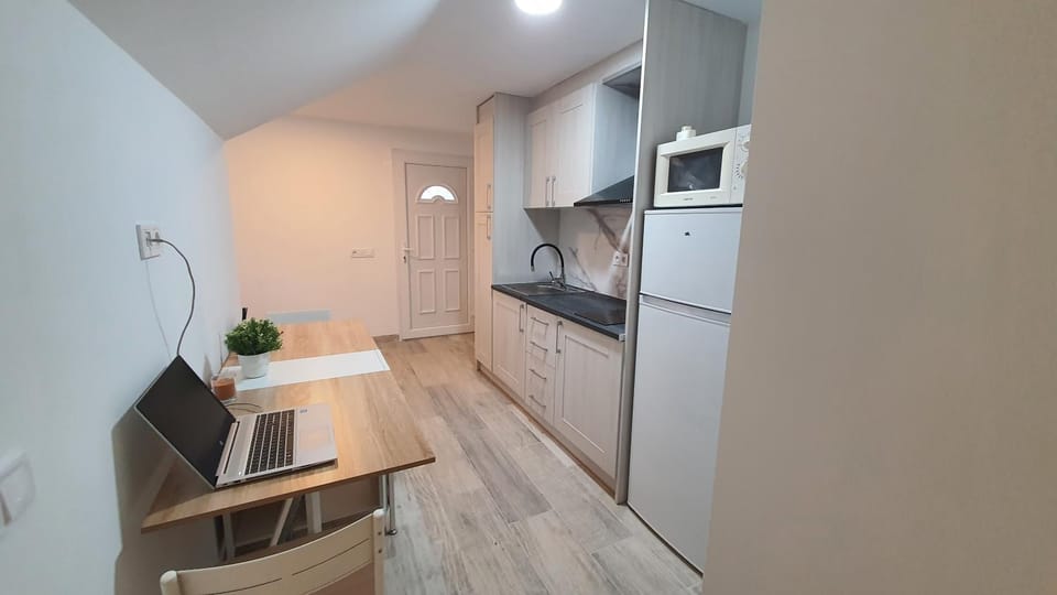 Kitchen or kitchenette, Dining area, stove