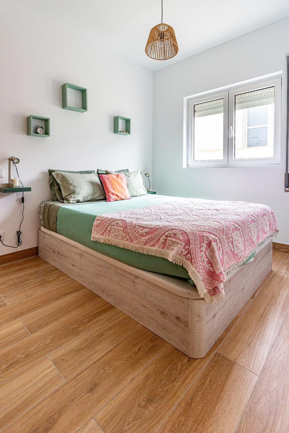 Bed, Photo of the whole room, Decorative detail, Bedroom