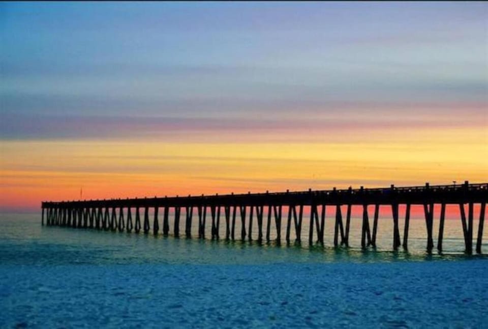 Downtown, King,1-3 adults, EZ to beaches, parking House in Pensacola