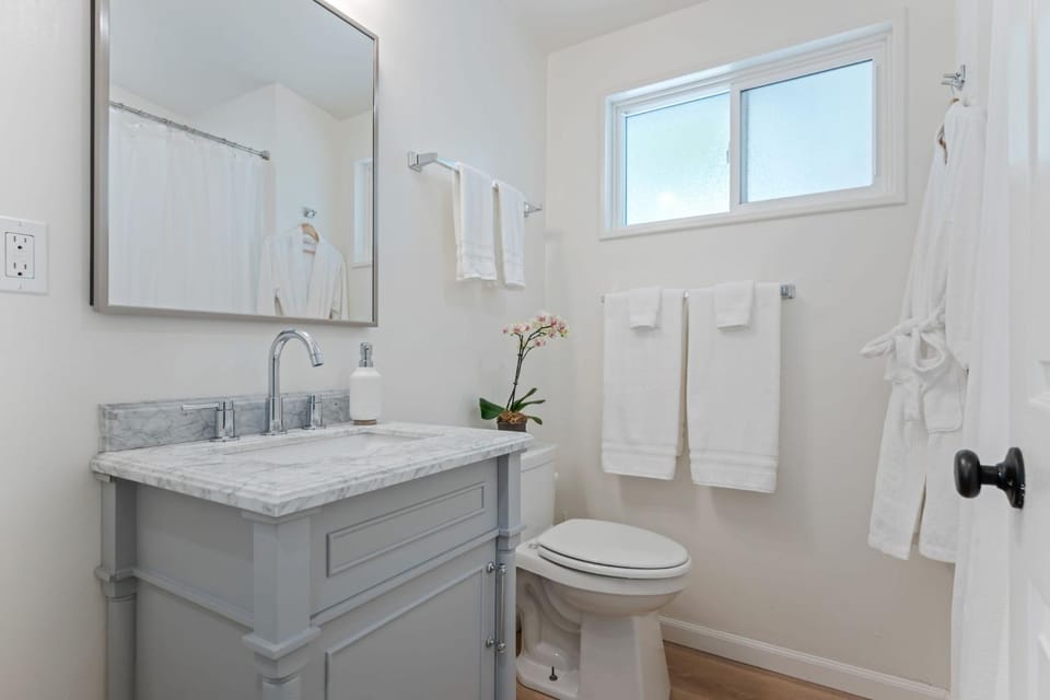 Toilet, Bathroom, towels