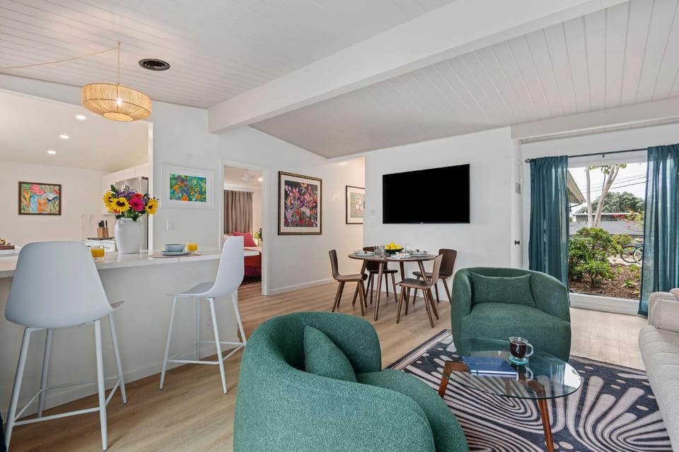 TV and multimedia, Living room, Seating area, Dining area