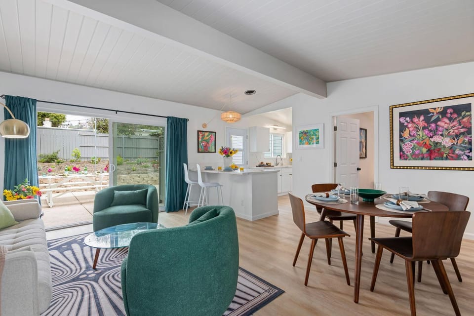 Kitchen or kitchenette, Living room, Seating area, Dining area
