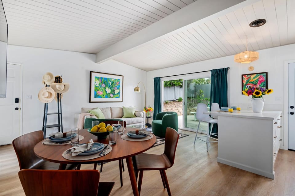 Kitchen or kitchenette, Living room, Seating area, Dining area