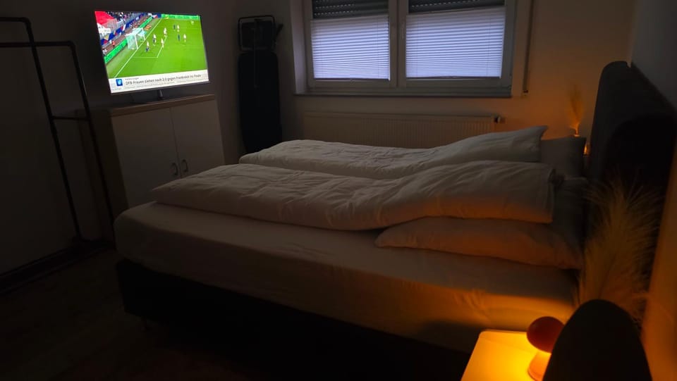Bed, TV and multimedia, Bedroom