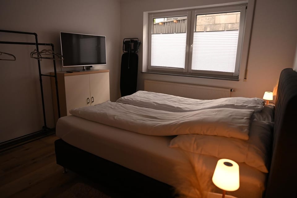 Bed, TV and multimedia, Bedroom