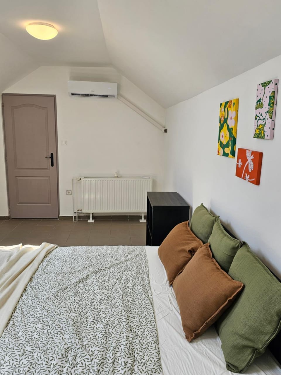 Bed, Bedroom, air conditioner