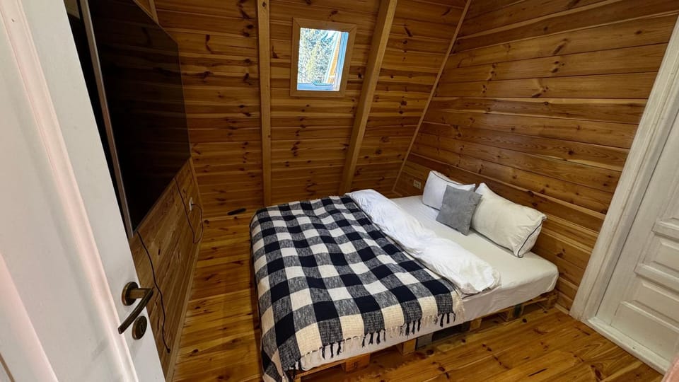 Bed, TV and multimedia, Bedroom