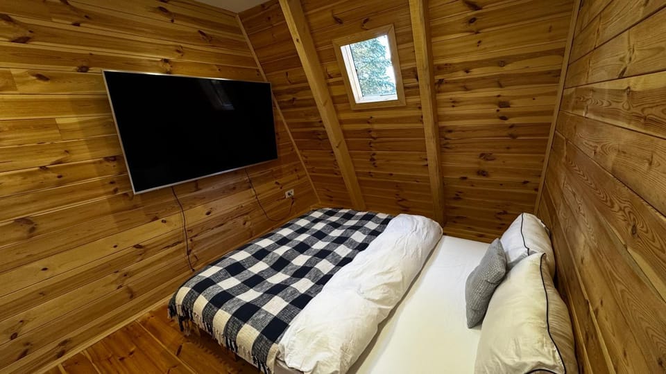 Bed, TV and multimedia, Bedroom