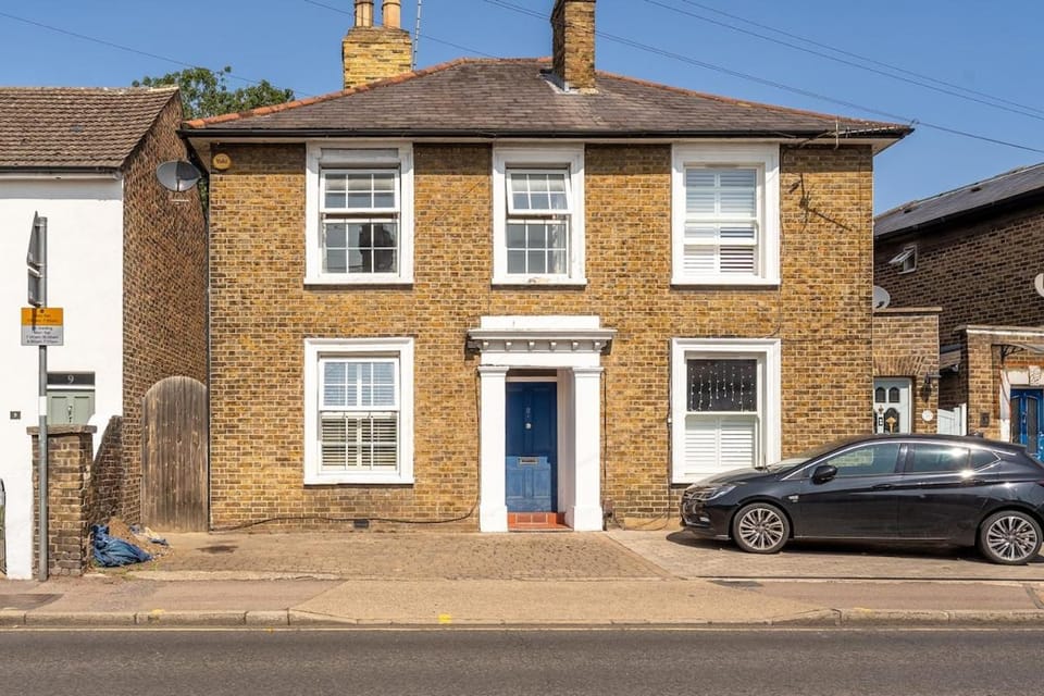 Charming 3BR Victorian House with Parking - 10 Mins to Kingston Apartment in Kingston upon Thames