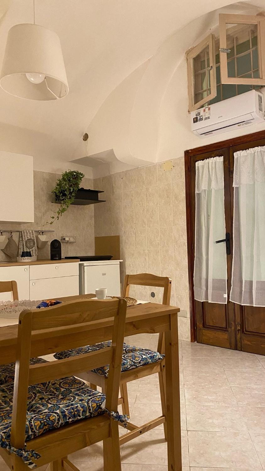 Kitchen or kitchenette, Dining area, stove