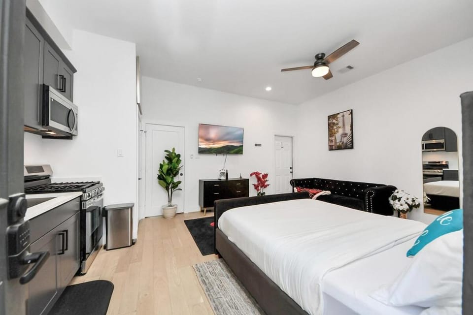 Luxe Private Studio Apartment in Harris County