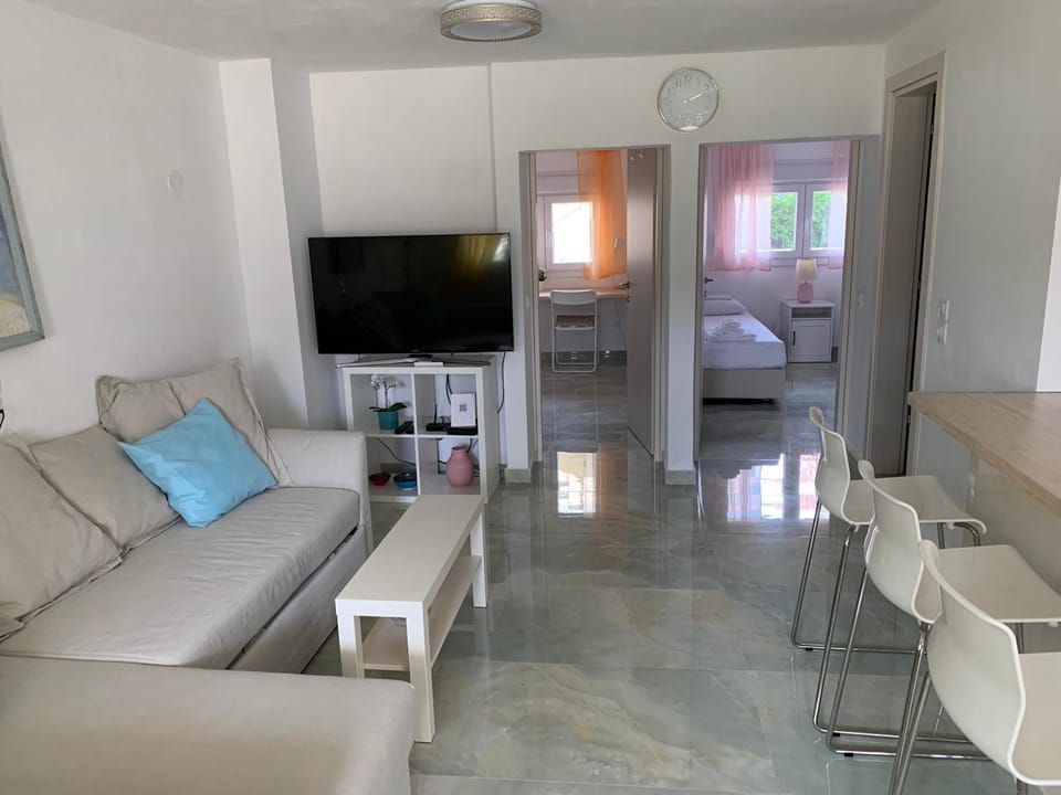 Communal lounge/ TV room, TV and multimedia, Living room, Photo of the whole room, Seating area