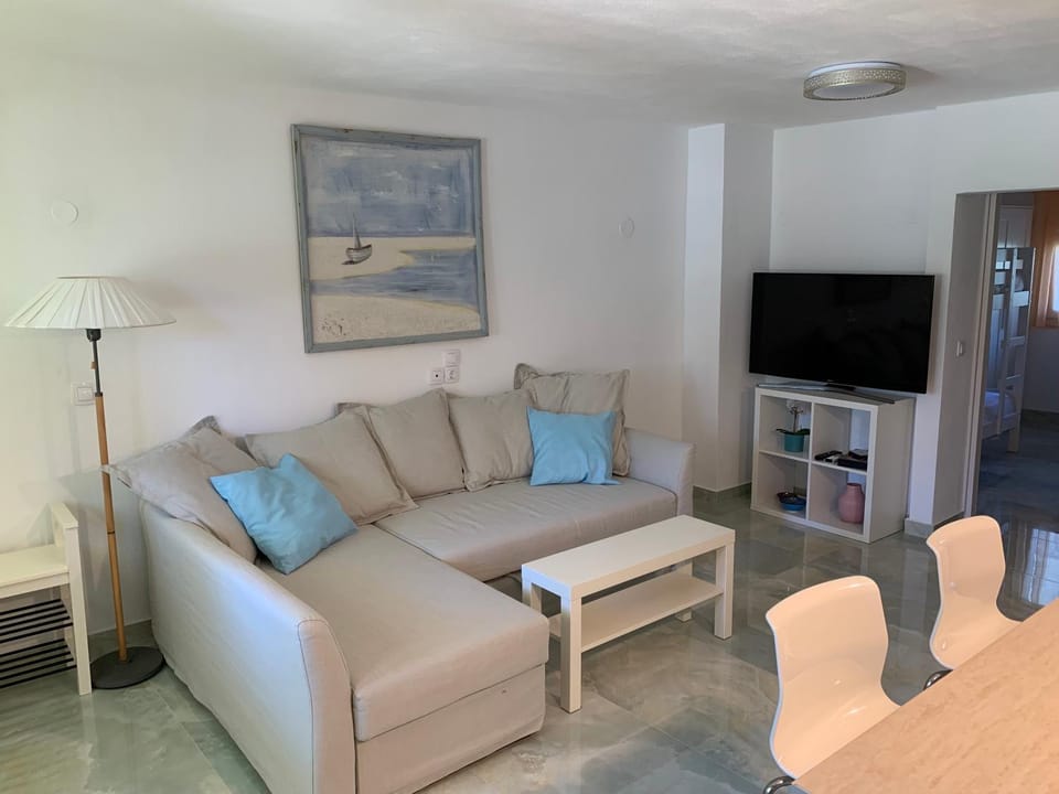 Communal lounge/ TV room, TV and multimedia, Living room, Seating area, Evening entertainment