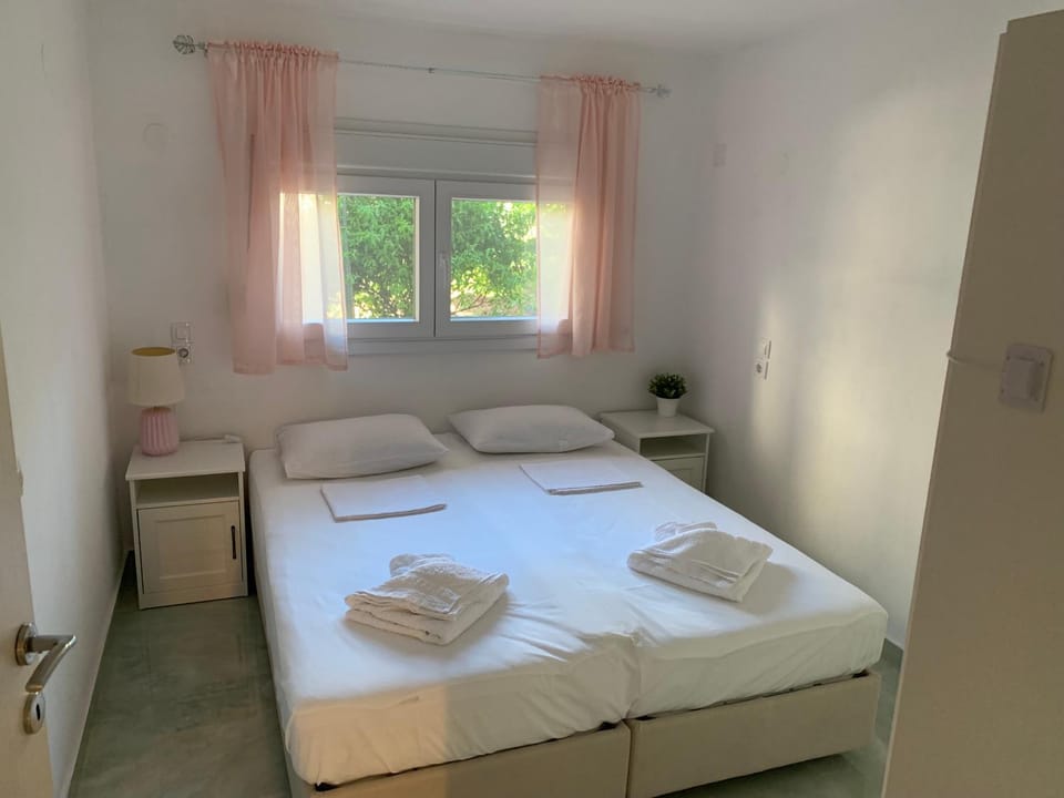 Bed, Bedroom, towels
