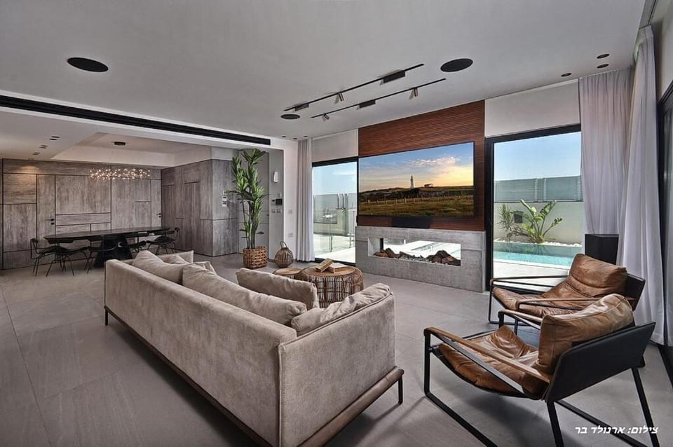 Communal lounge/ TV room, TV and multimedia, Living room, Evening entertainment, Pool view