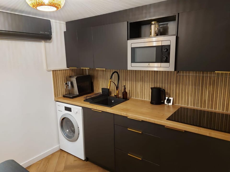 Coffee/tea facilities, Kitchen or kitchenette, oven, stove, washing machine