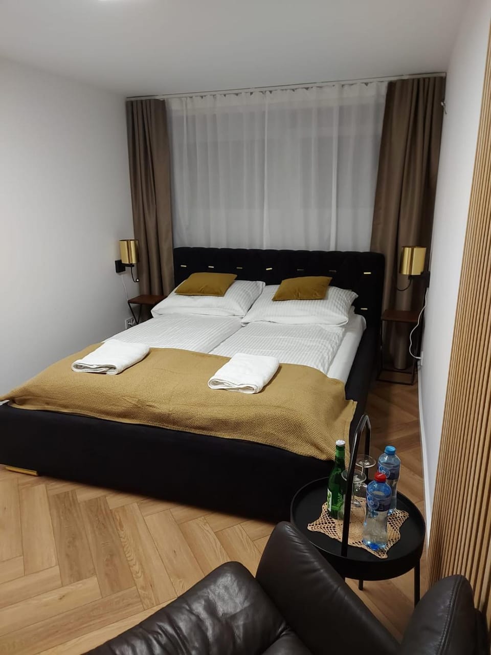 Bed, Photo of the whole room, Bedroom, Drinks, towels