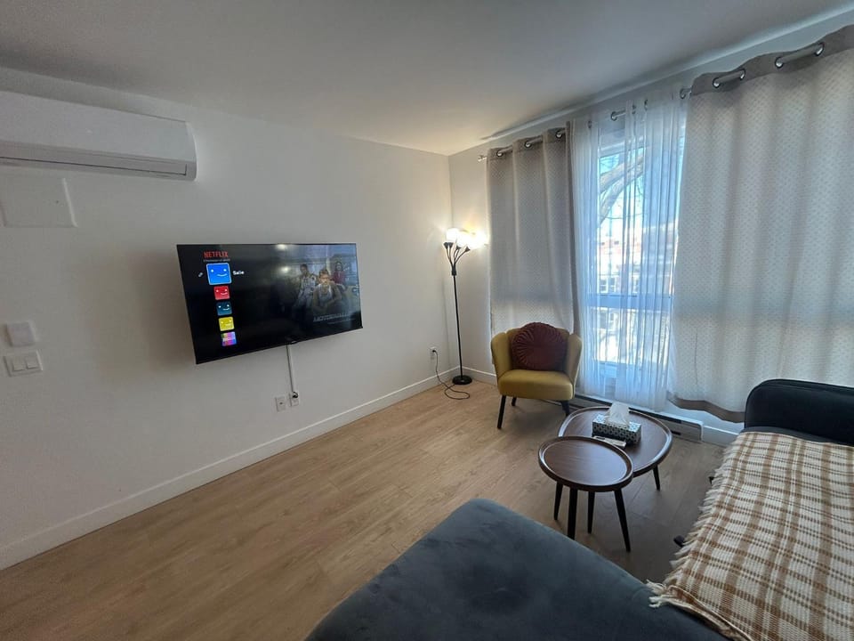 Tiny Penthouse Big Balcony Central & Cozy Apartment in Laval