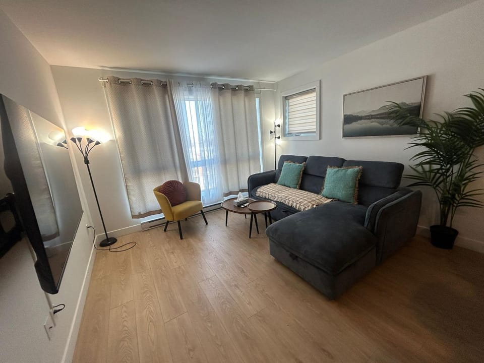 Tiny Penthouse Big Balcony Central & Cozy Apartment in Laval