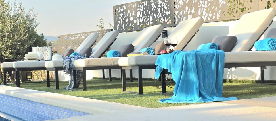 Day, Balcony/Terrace, Seating area, Pool view, Sea view, Swimming pool, Swimming pool, Inner courtyard view, sunbed, towels