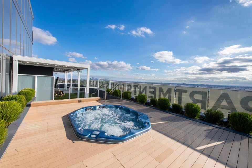 Elevated Escape - 2BR w Gym & Rooftop Spa Apartment in Melbourne