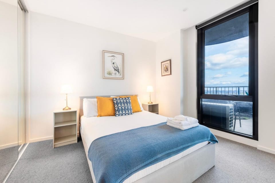 Elevated Escape - 2BR w Gym & Rooftop Spa Apartment in Melbourne
