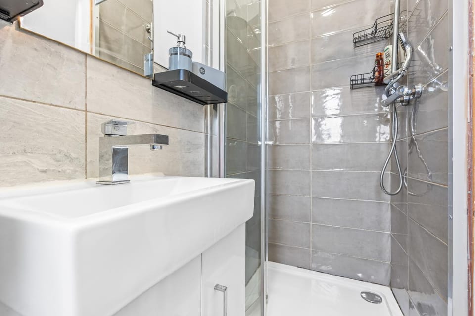 Shower, Bathroom, towels