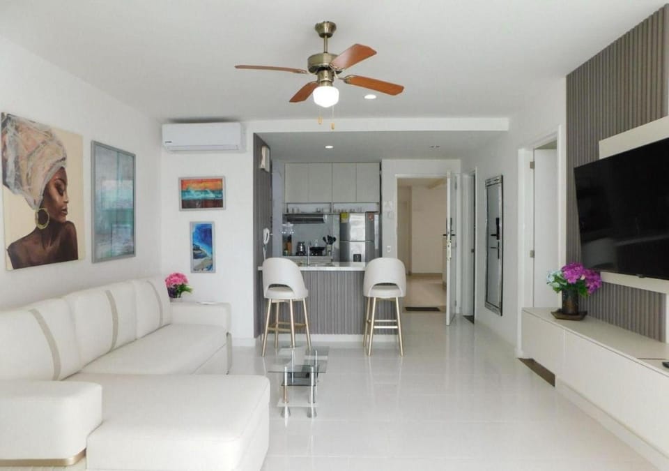 TV and multimedia, Kitchen or kitchenette, Living room, Seating area, Dining area