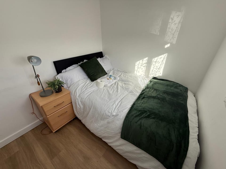 Double Room - Central Dartford - Free Parking Vacation rental in Dartford