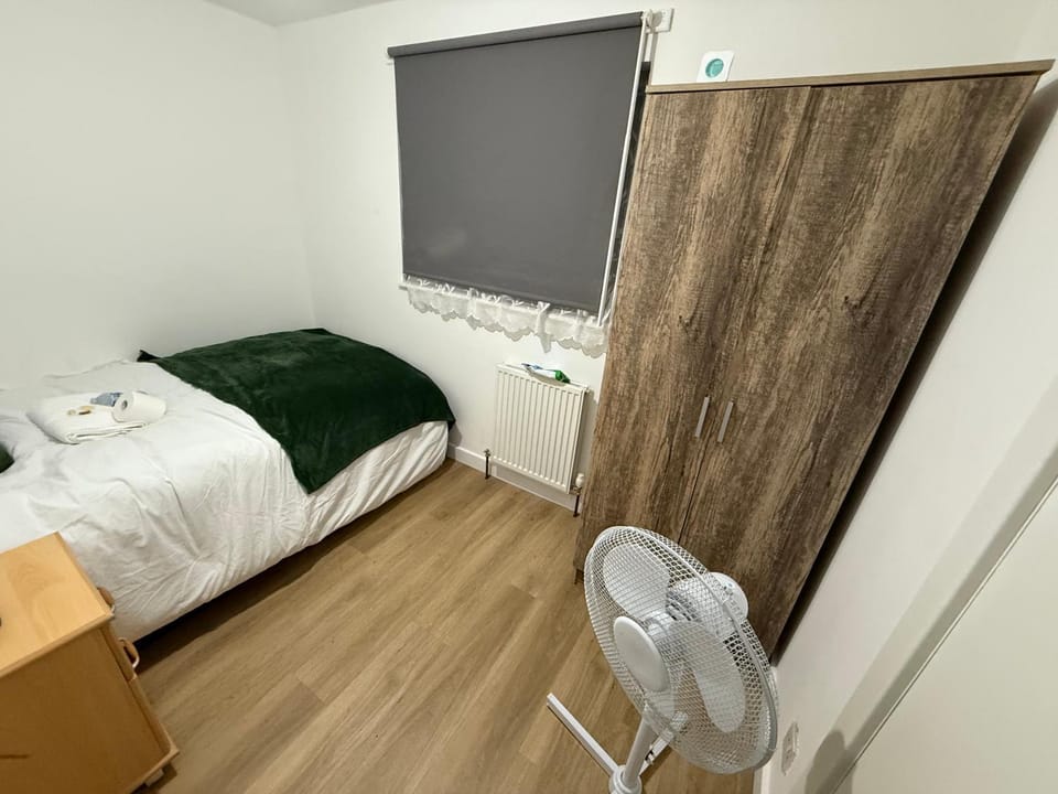 Double Room - Central Dartford - Free Parking Vacation rental in Dartford